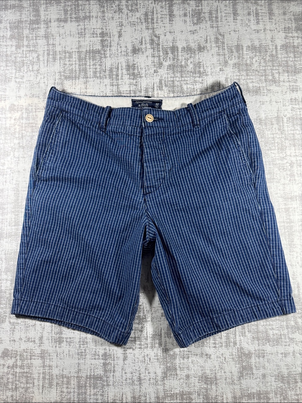 Abercrombie & Fitch Men's Blue Pinstripe Flat Front Shorts sz 32 and length 18.5